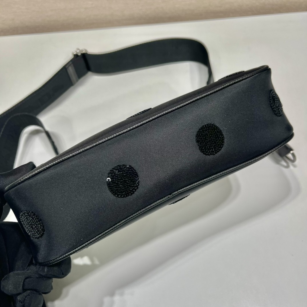 프라다 테수토 체인 스트랩 호보백