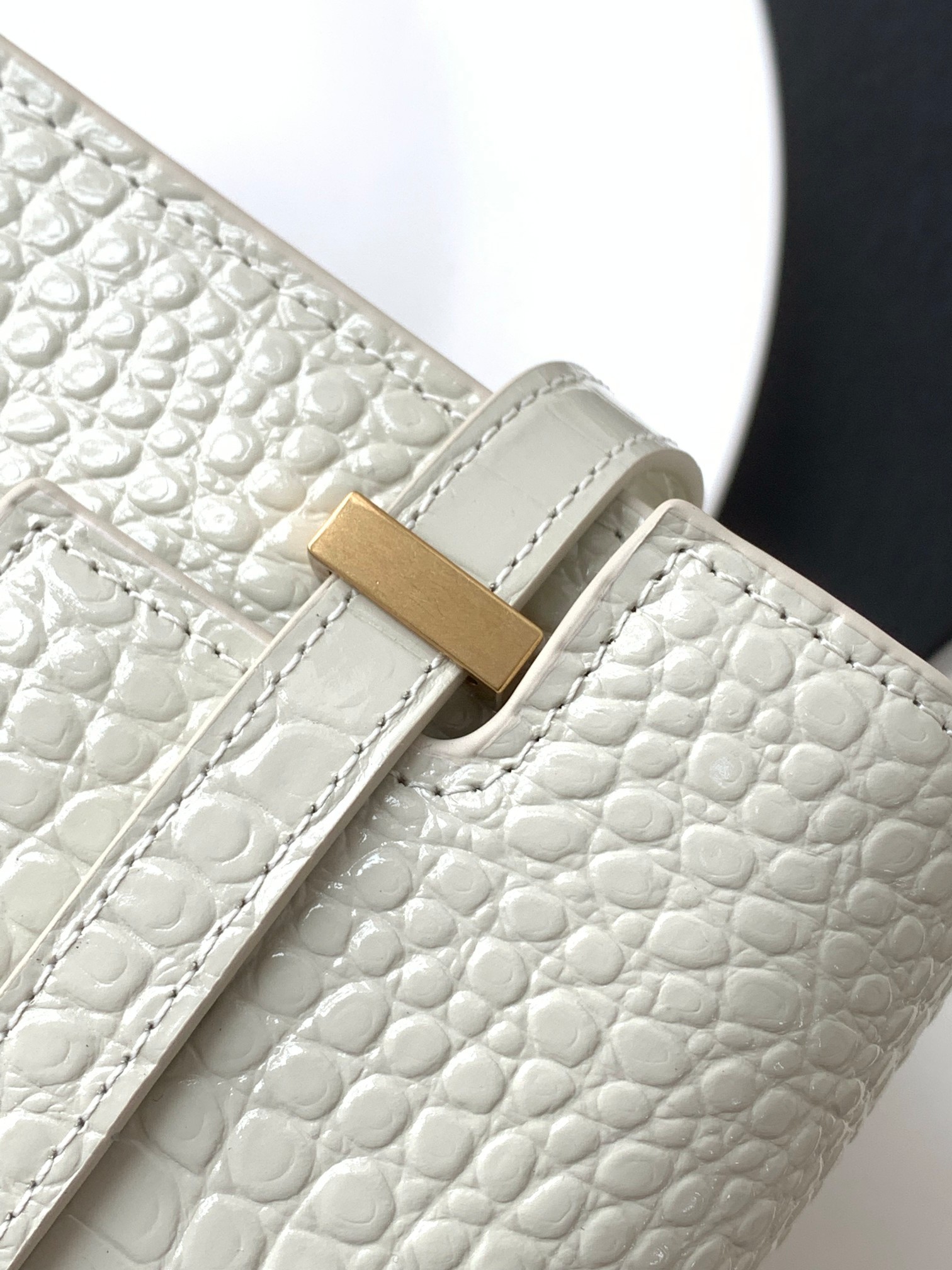 세인트로랑 맨하탄 악어가죽 숄더백 화이트 (24cm)