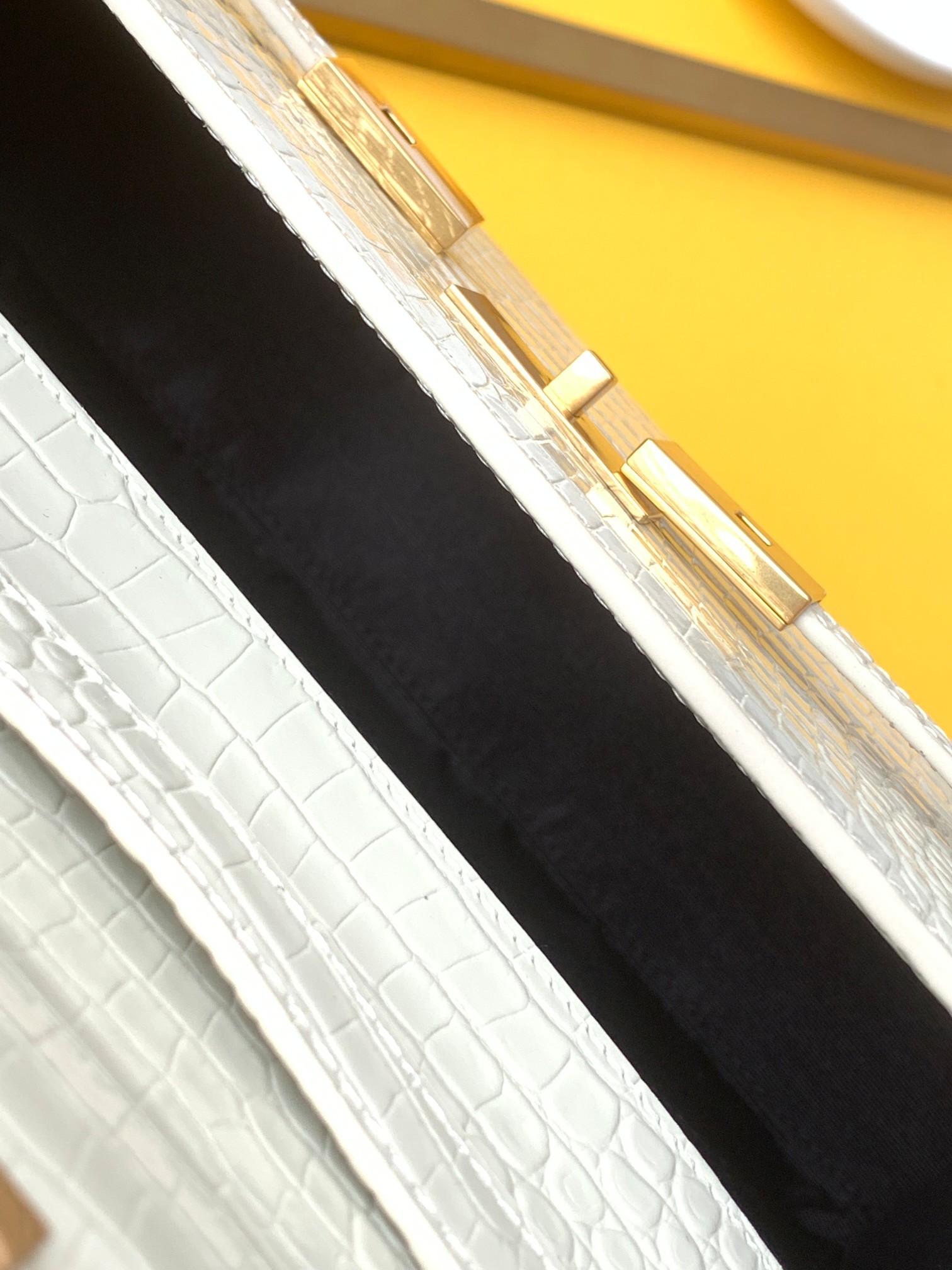 세인트로랑 맨하탄 악어가죽 숄더백 화이트 (24cm)