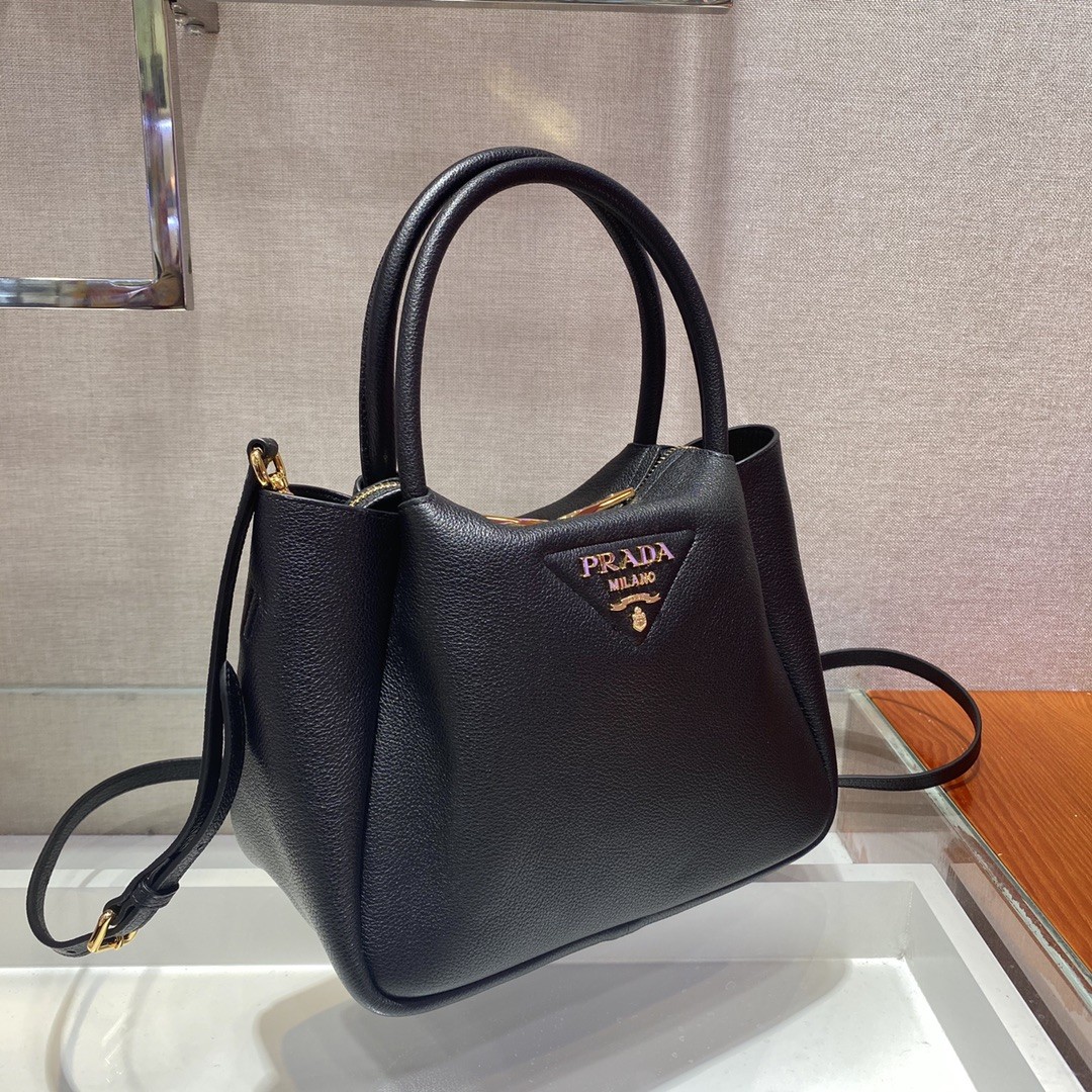 프라다 다이노 레더 핸드백