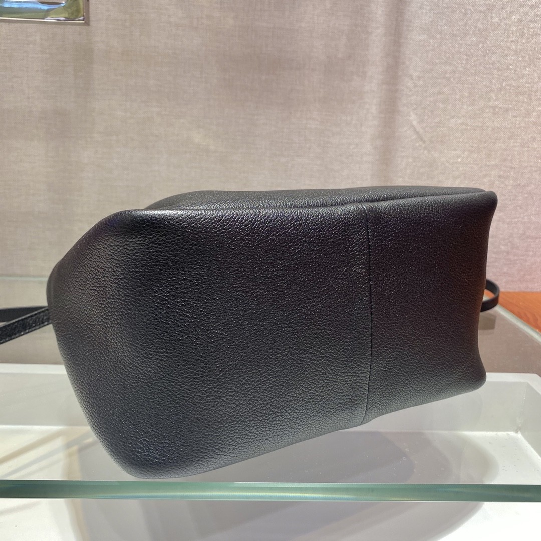 프라다 다이노 레더 핸드백