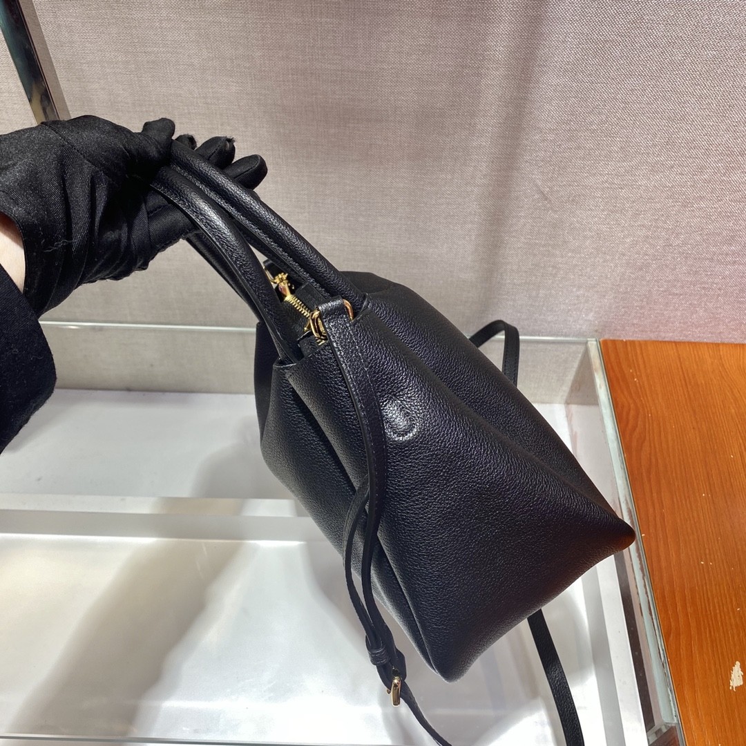 프라다 다이노 레더 핸드백