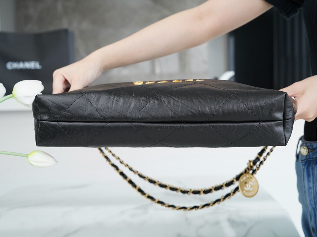 샤넬 22백 미듐 블랙 금장 (팬더샵)