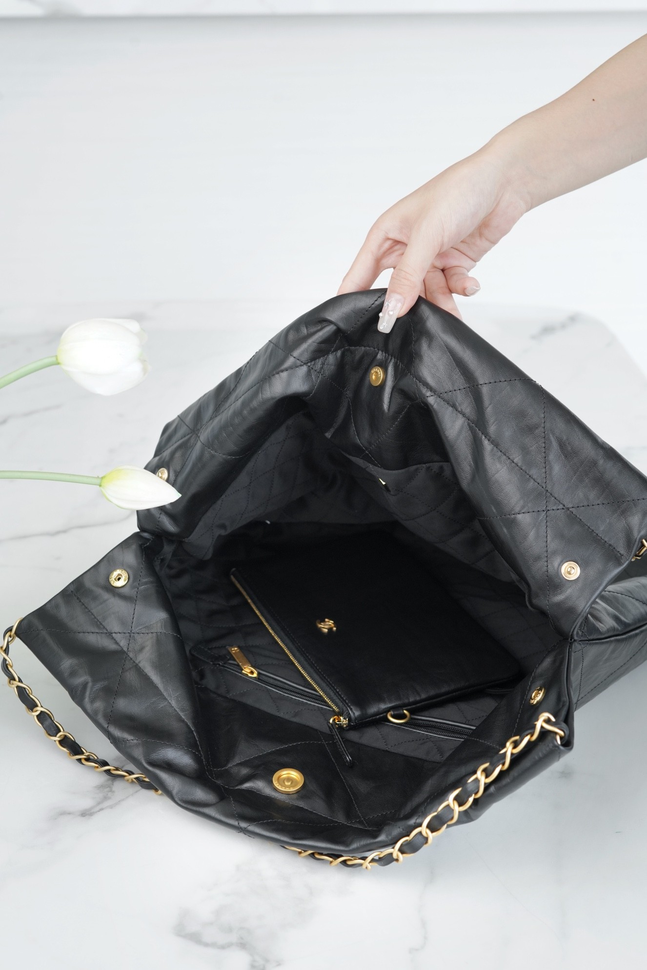 샤넬 22백 미듐 블랙 금장 (팬더샵)