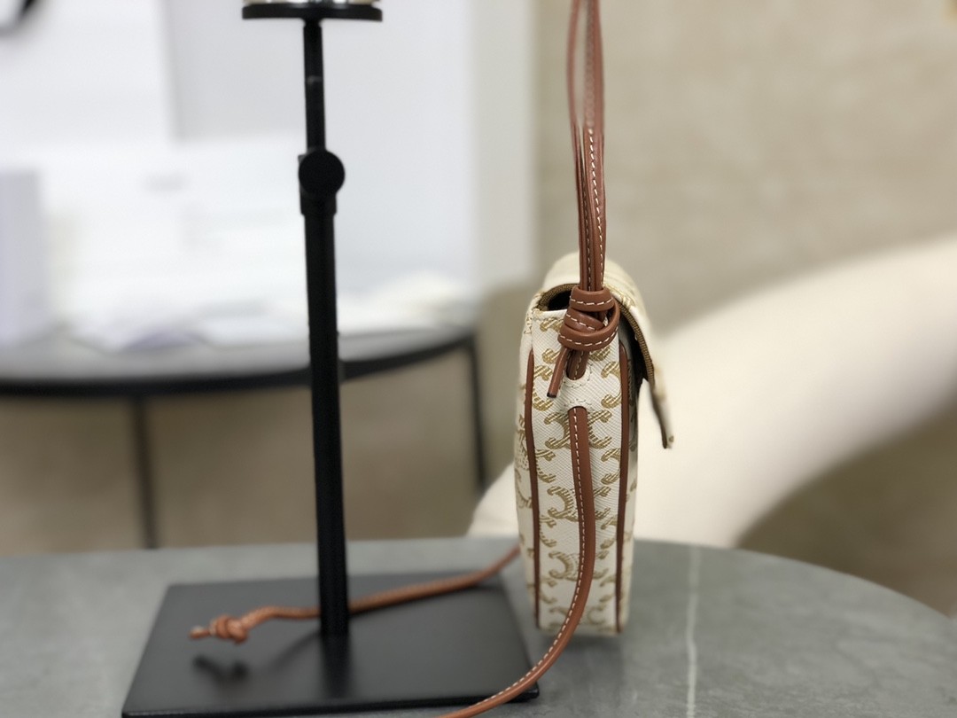 [CELINE-셀린느] 트라이앵글백 - CELINE 프린트 트리옹프 캔버스 & 카프스킨 탠 [백경]