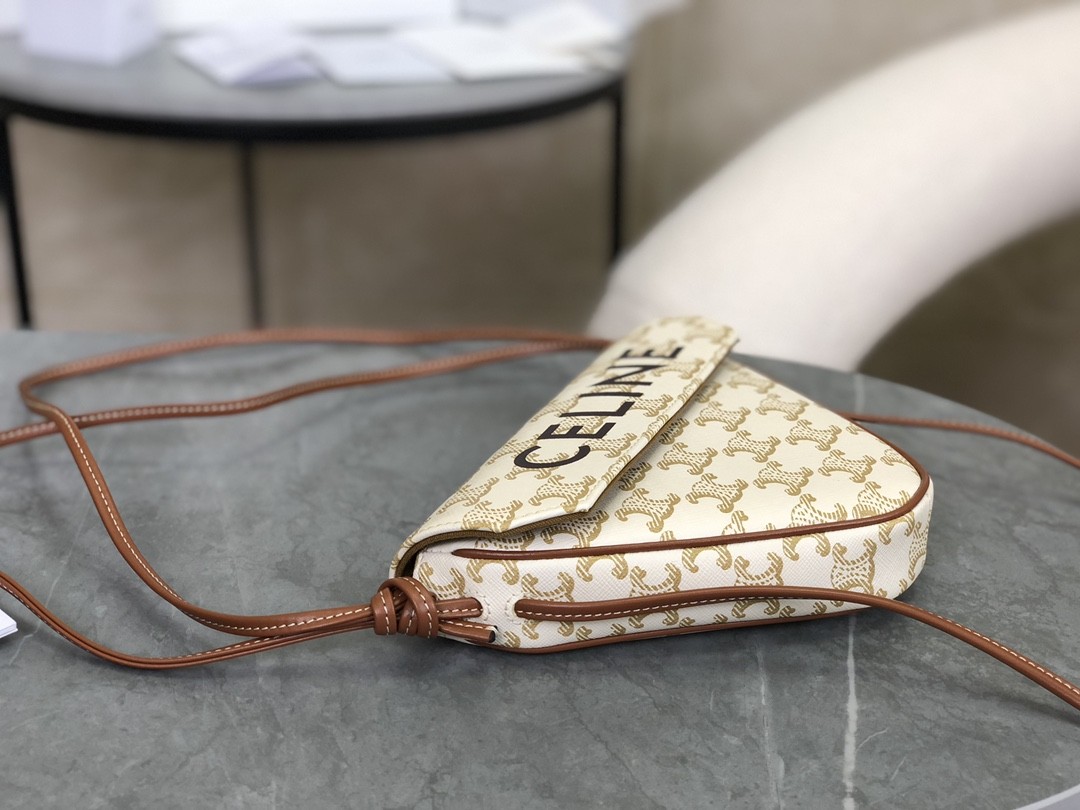 [CELINE-셀린느] 트라이앵글백 - CELINE 프린트 트리옹프 캔버스 & 카프스킨 탠 [백경]