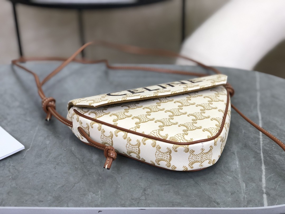 [CELINE-셀린느] 트라이앵글백 - CELINE 프린트 트리옹프 캔버스 & 카프스킨 탠 [백경]