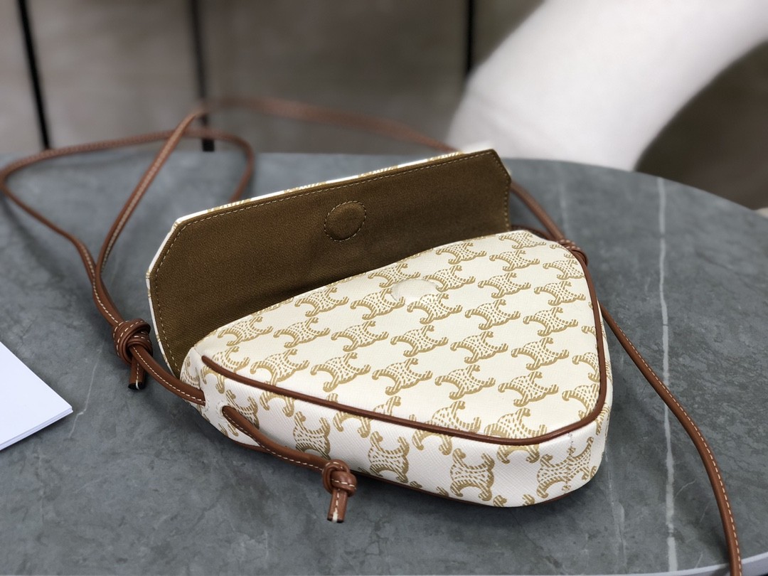 [CELINE-셀린느] 트라이앵글백 - CELINE 프린트 트리옹프 캔버스 & 카프스킨 탠 [백경]