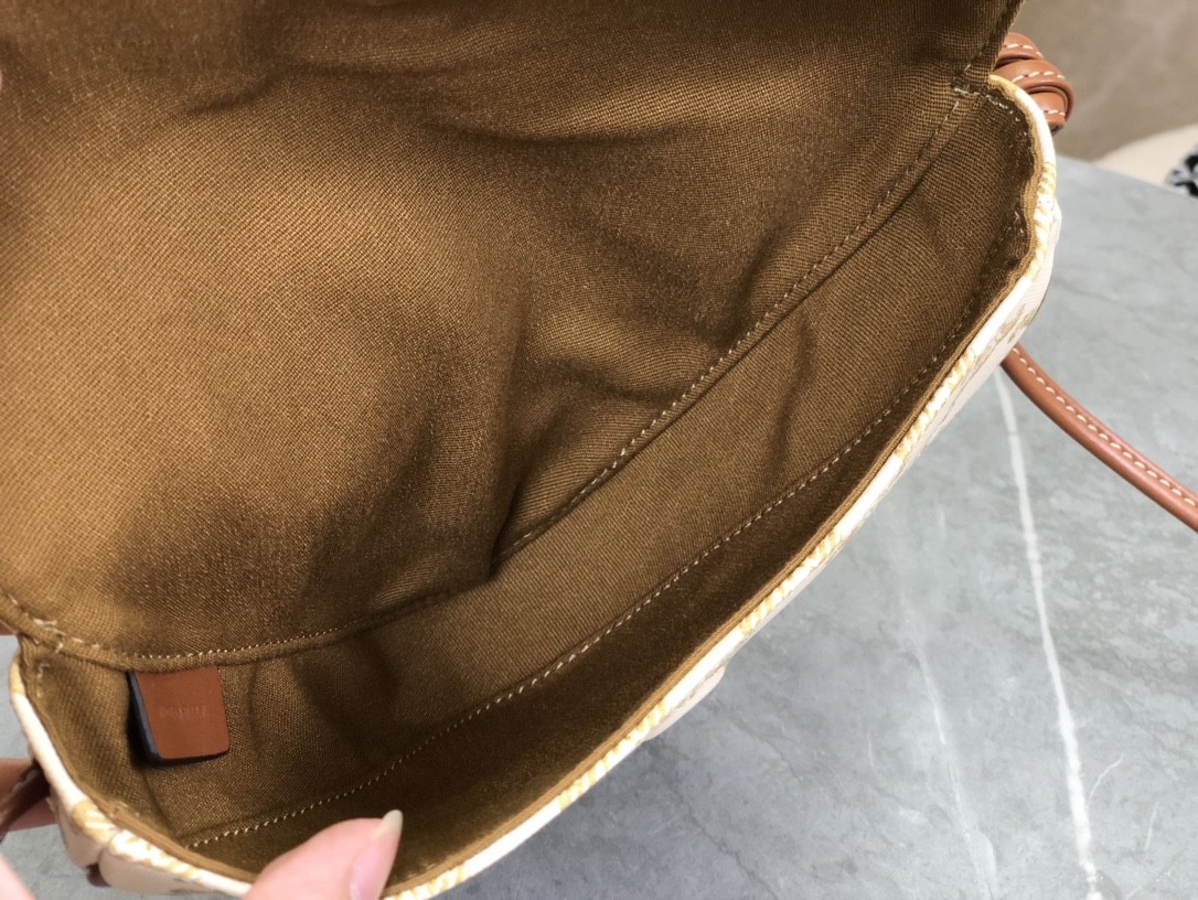 [CELINE-셀린느] 트라이앵글백 - CELINE 프린트 트리옹프 캔버스 & 카프스킨 탠 [백경]