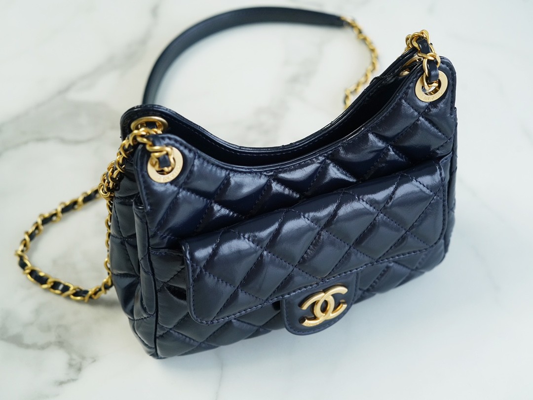 샤넬 23 호보 핸드백 스몰 네이비 골드 (팬더샵)