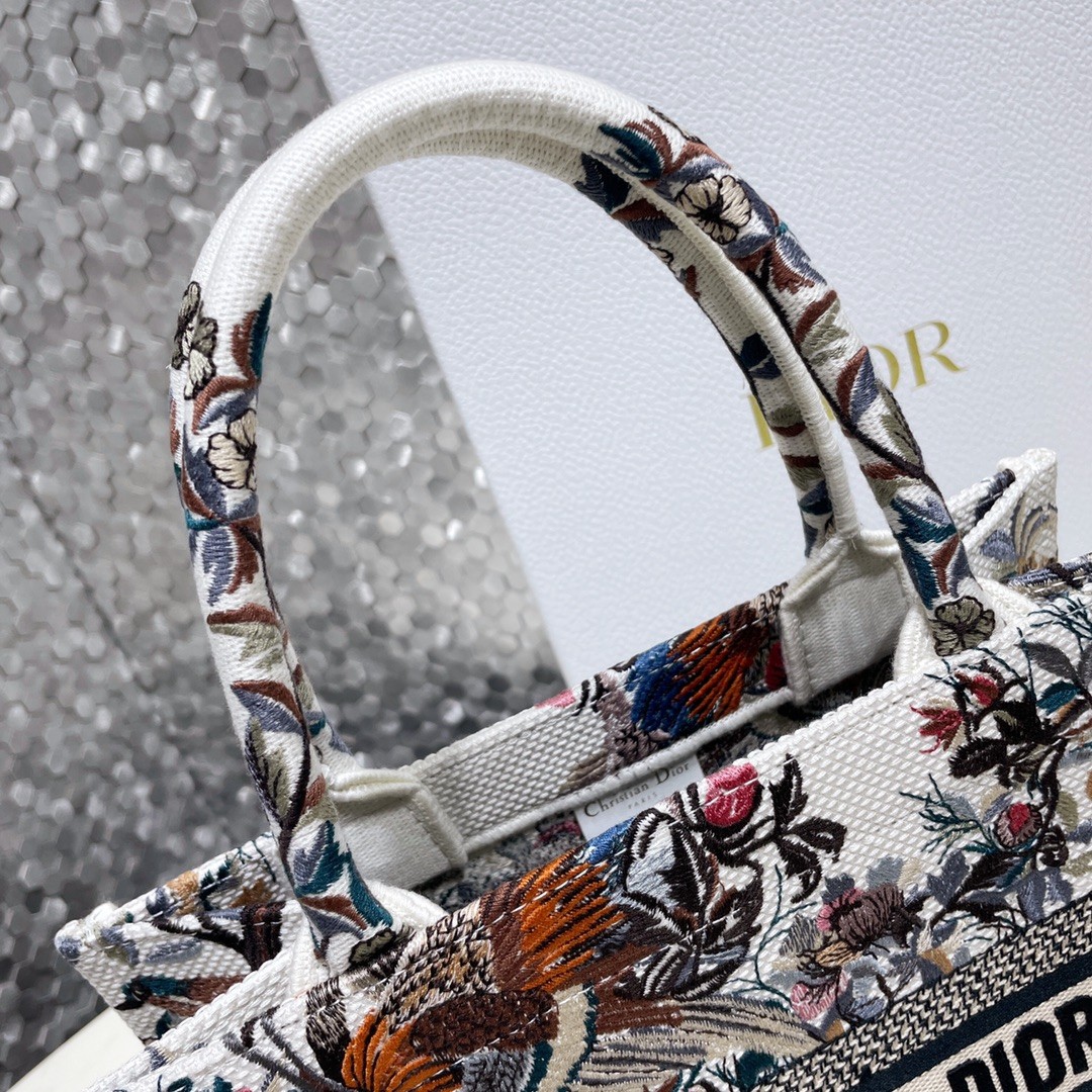 디올 북토트 스몰 쟈뎅 디히비어 (화이트)