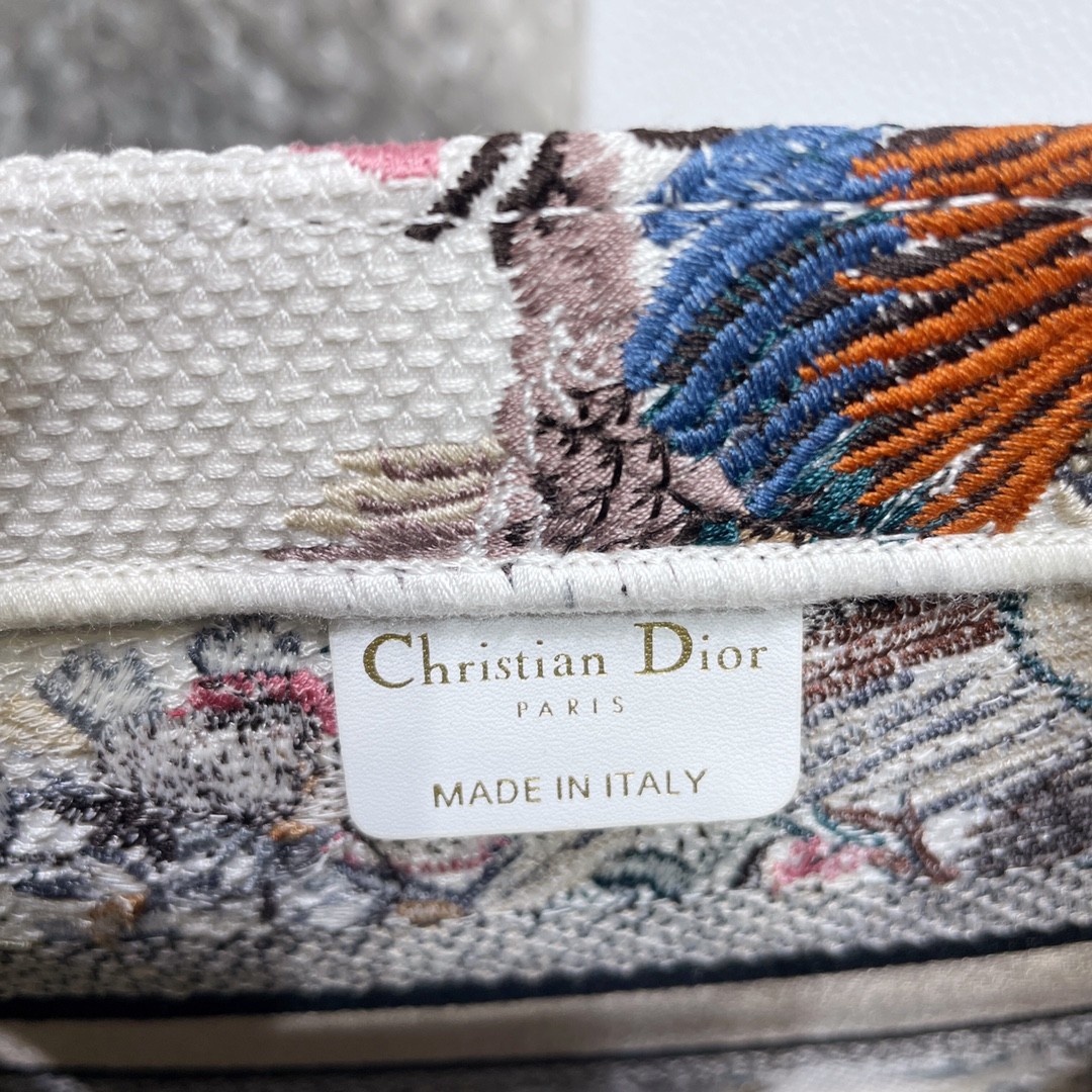 디올 북토트 스몰 쟈뎅 디히비어 (화이트)