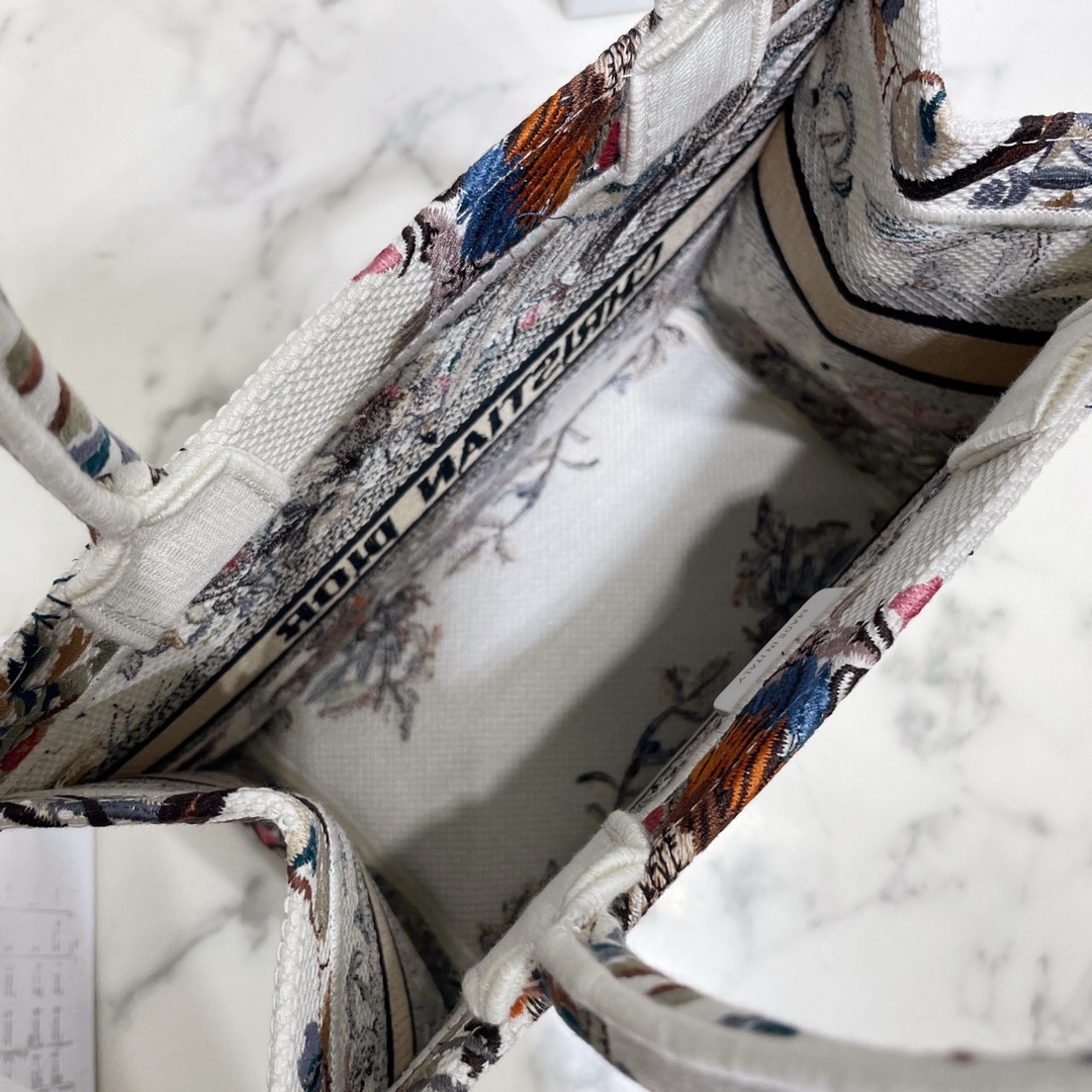 디올 북토트 스몰 쟈뎅 디히비어 (화이트)