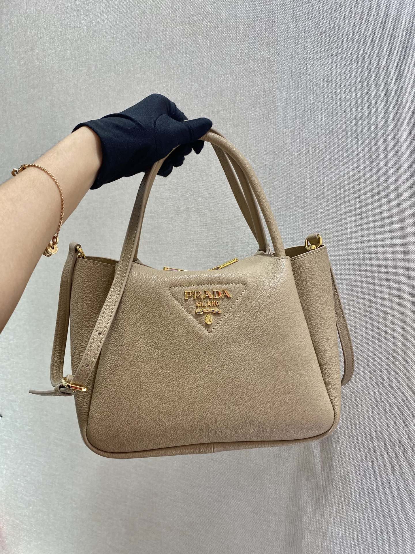 프라다 다이노 레더 핸드백