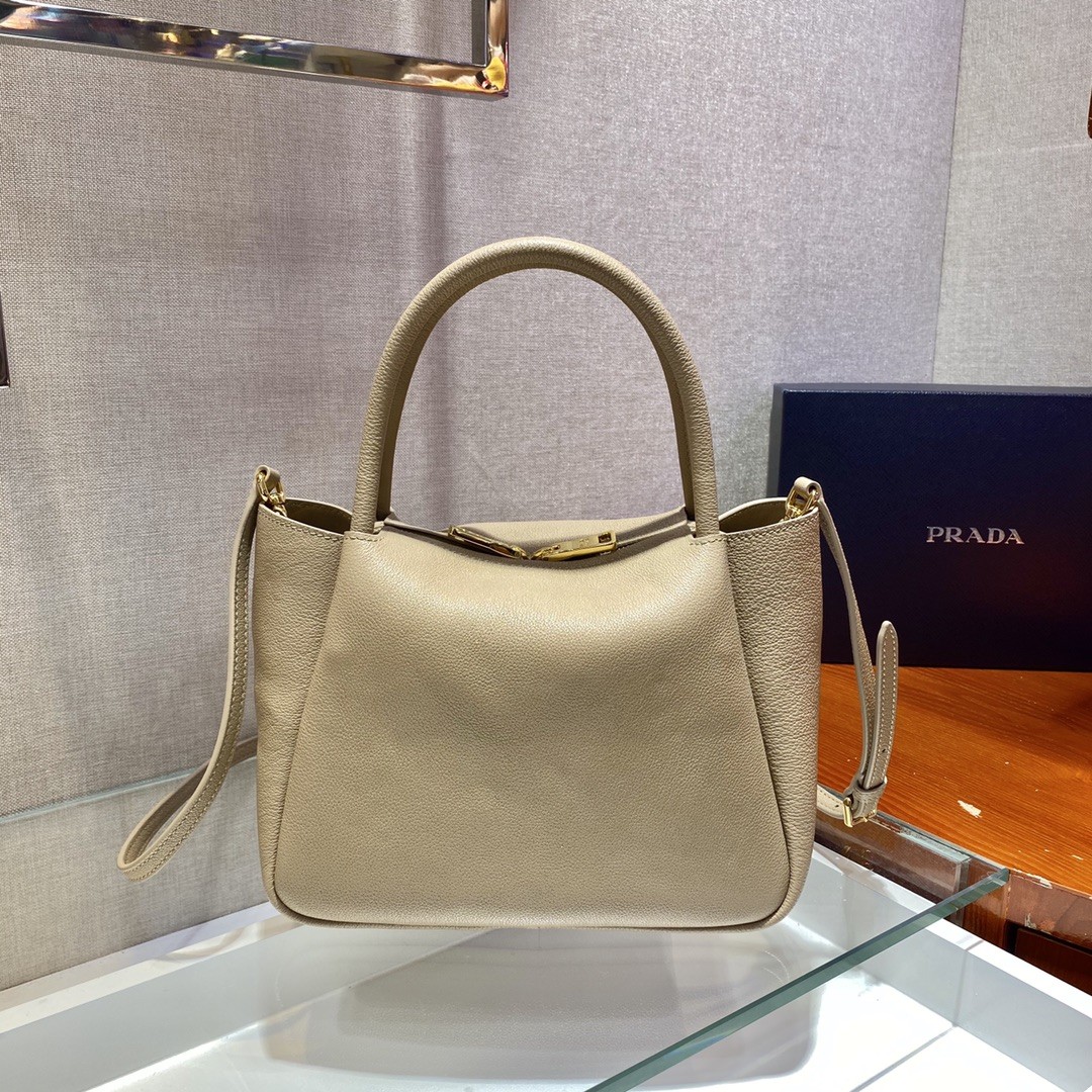 프라다 다이노 레더 핸드백