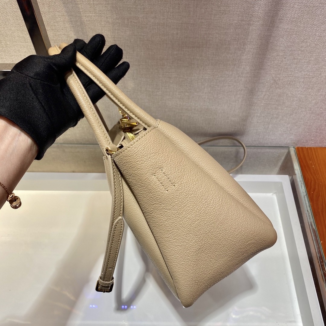 프라다 다이노 레더 핸드백