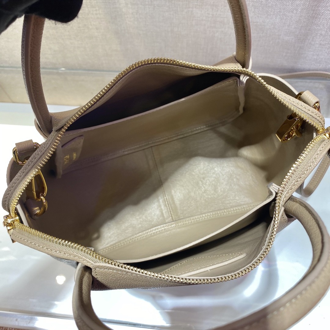 프라다 다이노 레더 핸드백