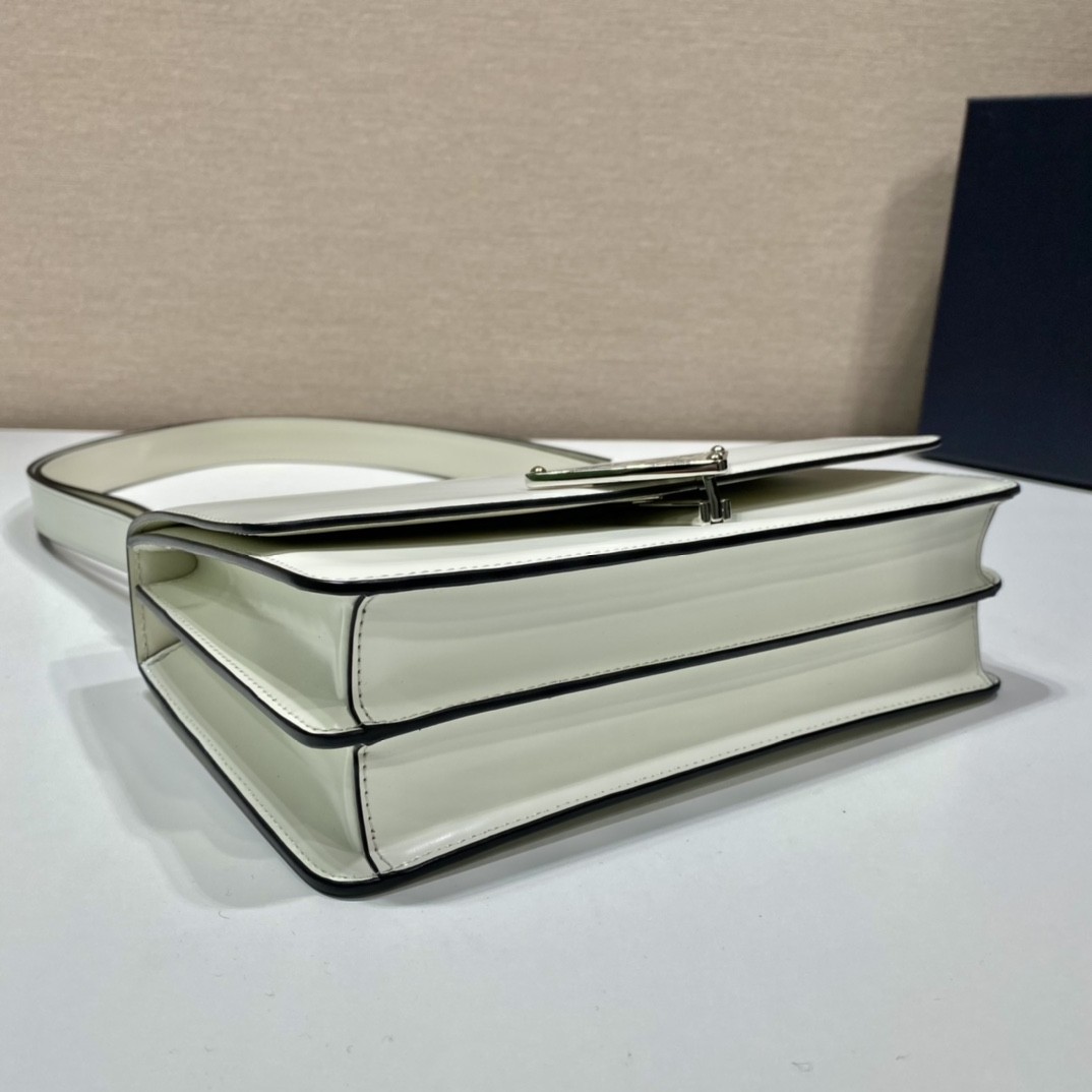 프라다 브러쉬드 숄더백 네로