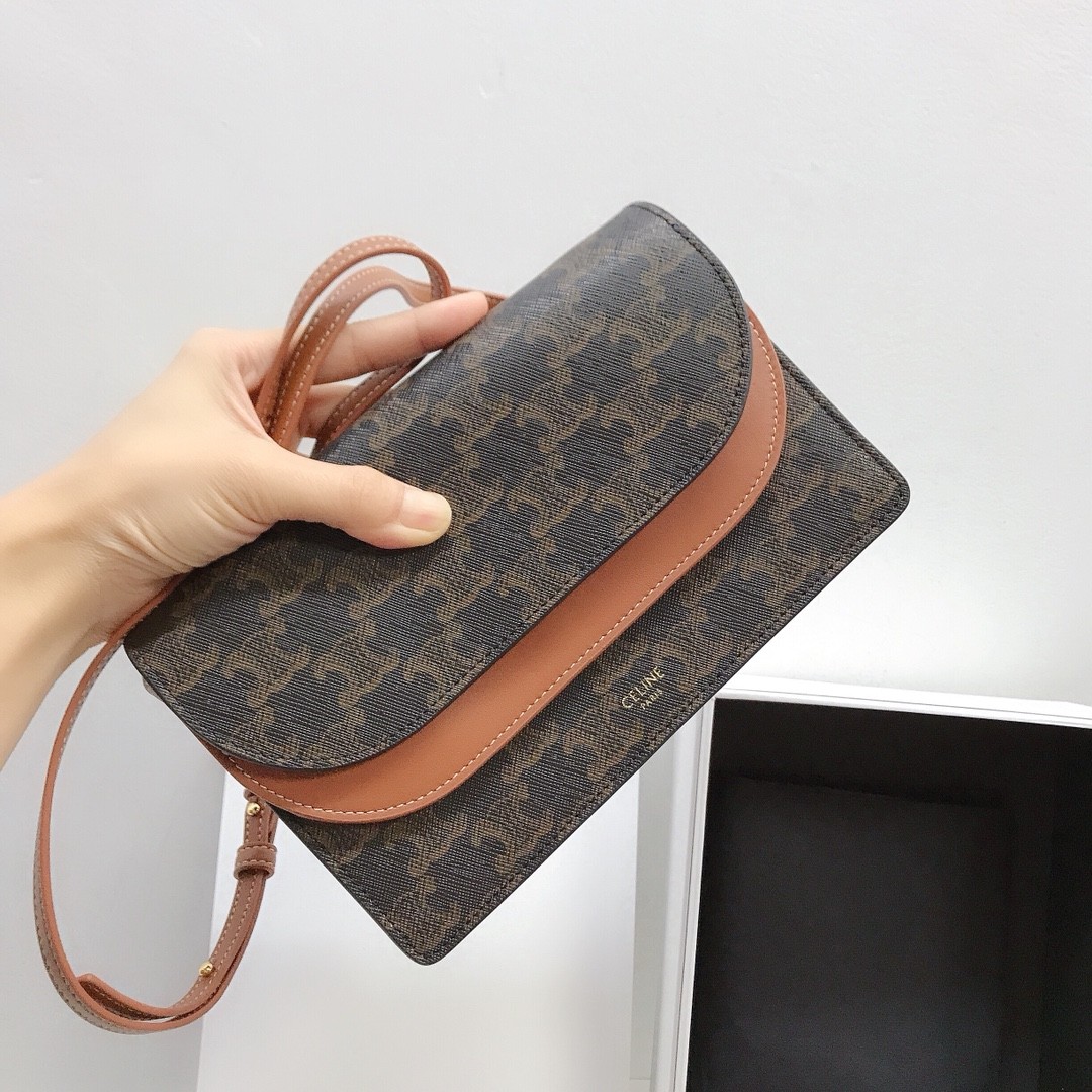 [CELINE-셀린느]  셀린느 웰렛 스트랩 트리옹프 숄더백