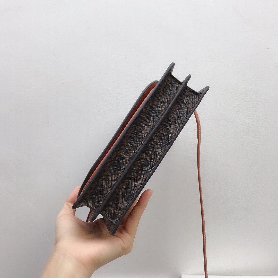 [CELINE-셀린느]  셀린느 웰렛 스트랩 트리옹프 숄더백