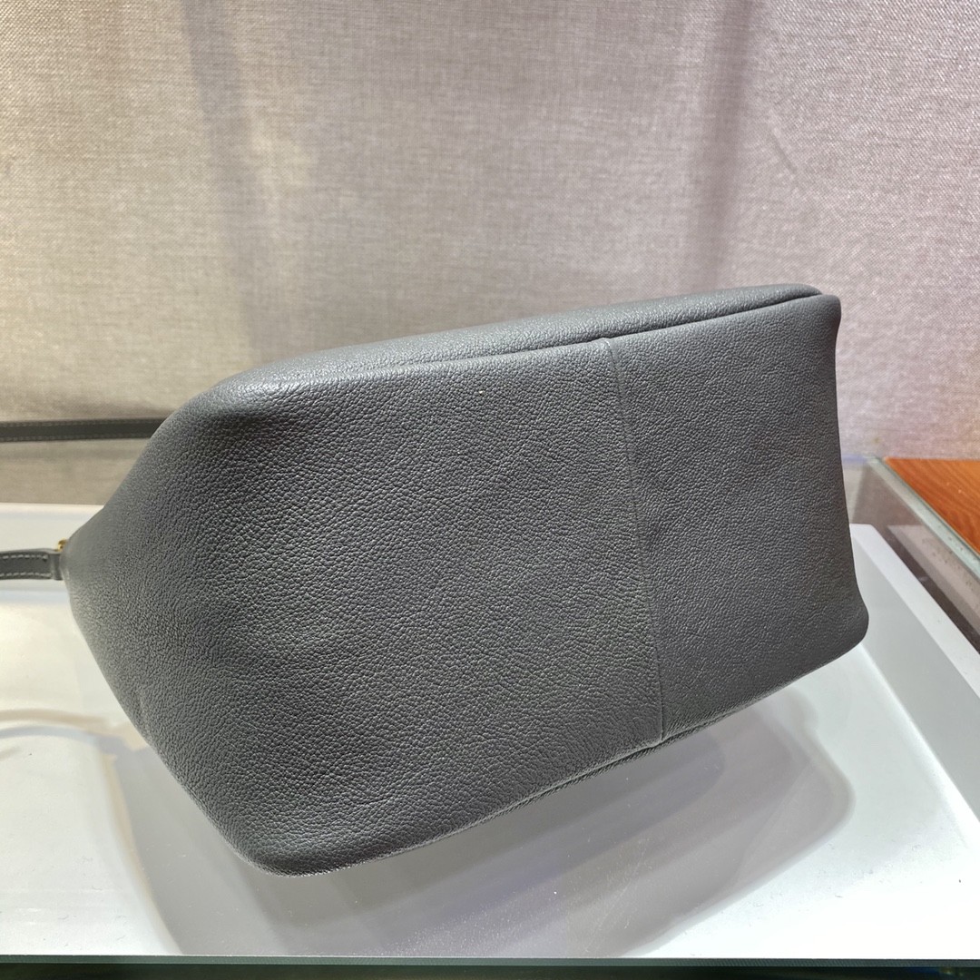 프라다 사피아노 레더 토트백