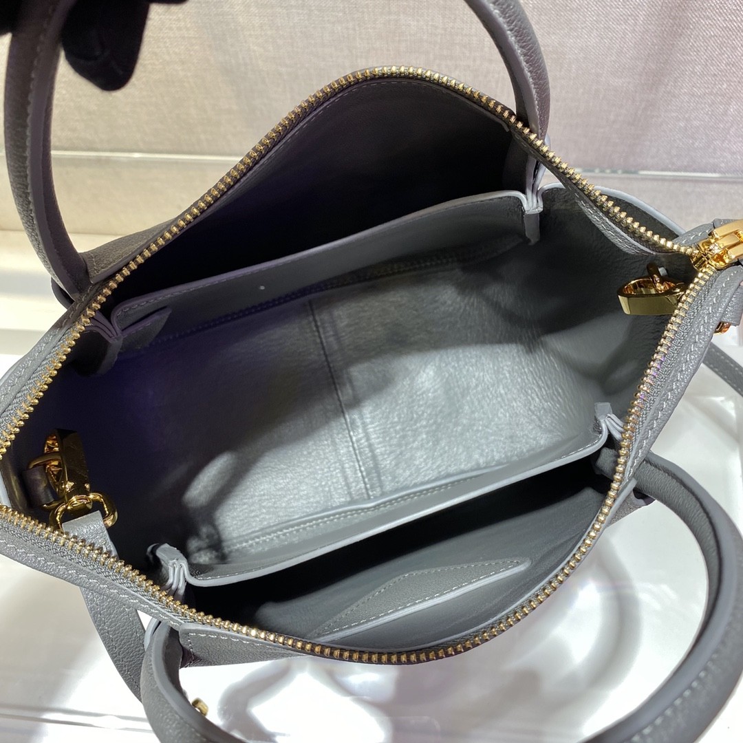 프라다 사피아노 레더 토트백