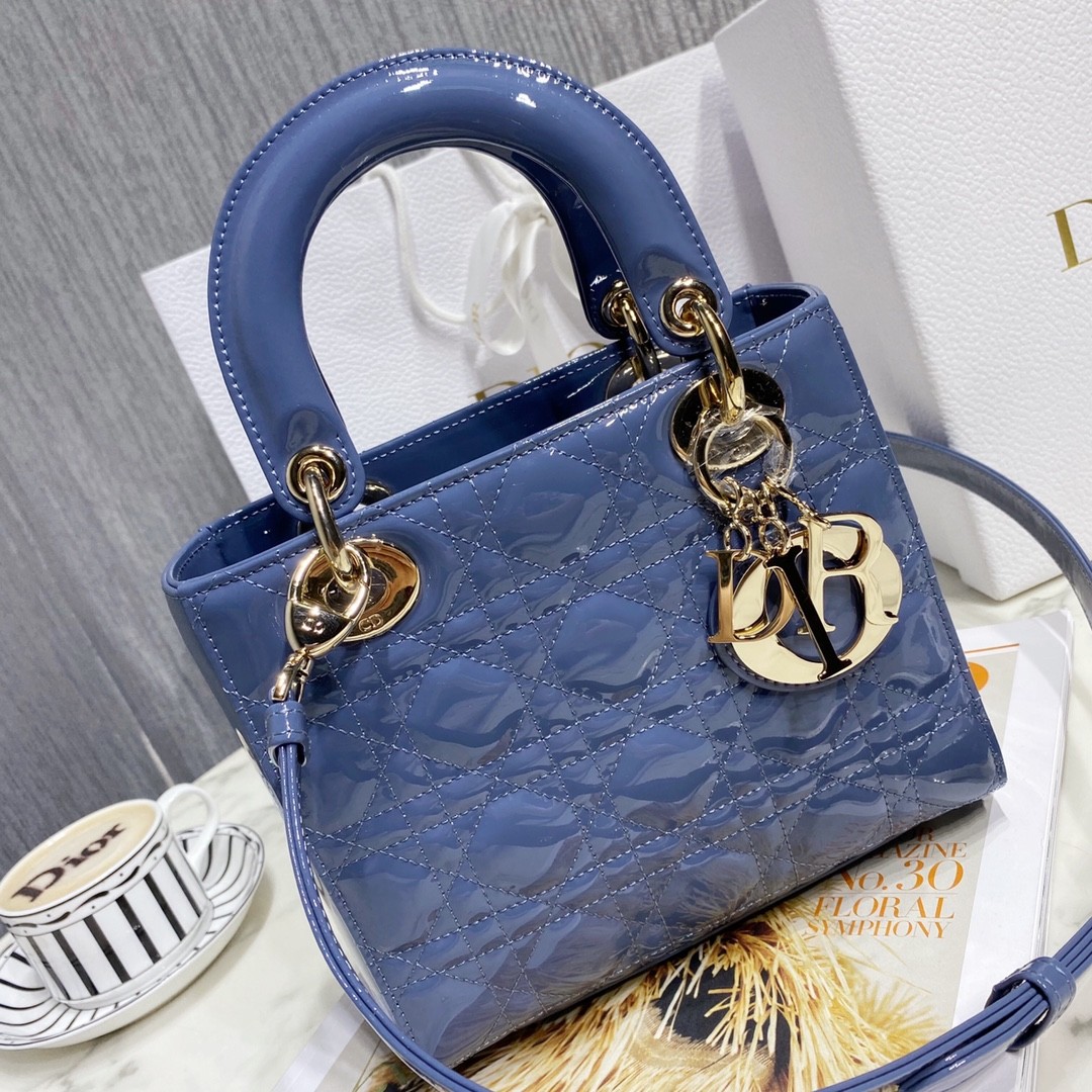 디올 레이디백 페이던트 금장 (인디고)