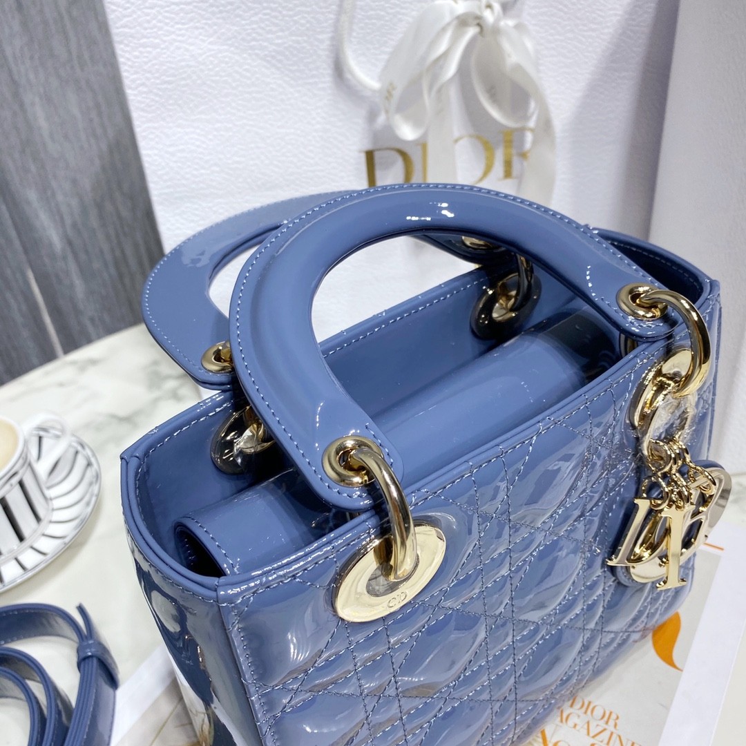 디올 레이디백 페이던트 금장 (인디고)