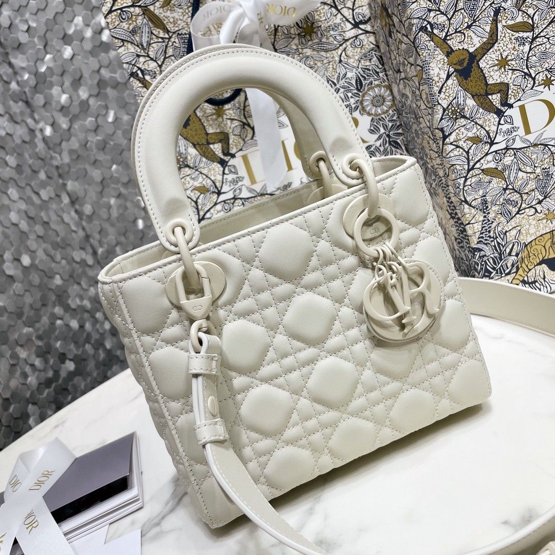 디올 레이디백 이니셜 벳지 매트 (화이트)