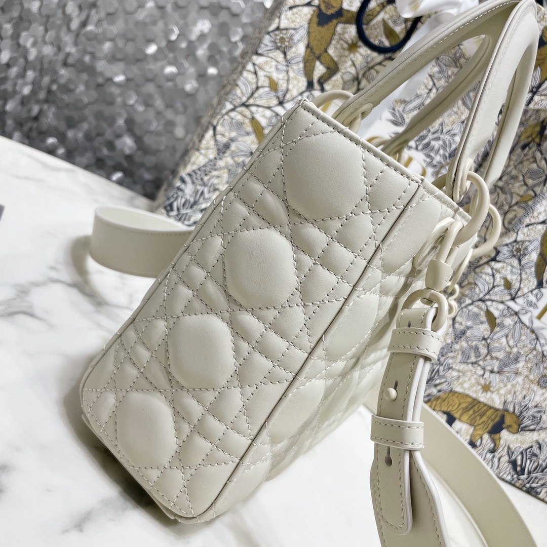 디올 레이디백 이니셜 벳지 매트 (화이트)