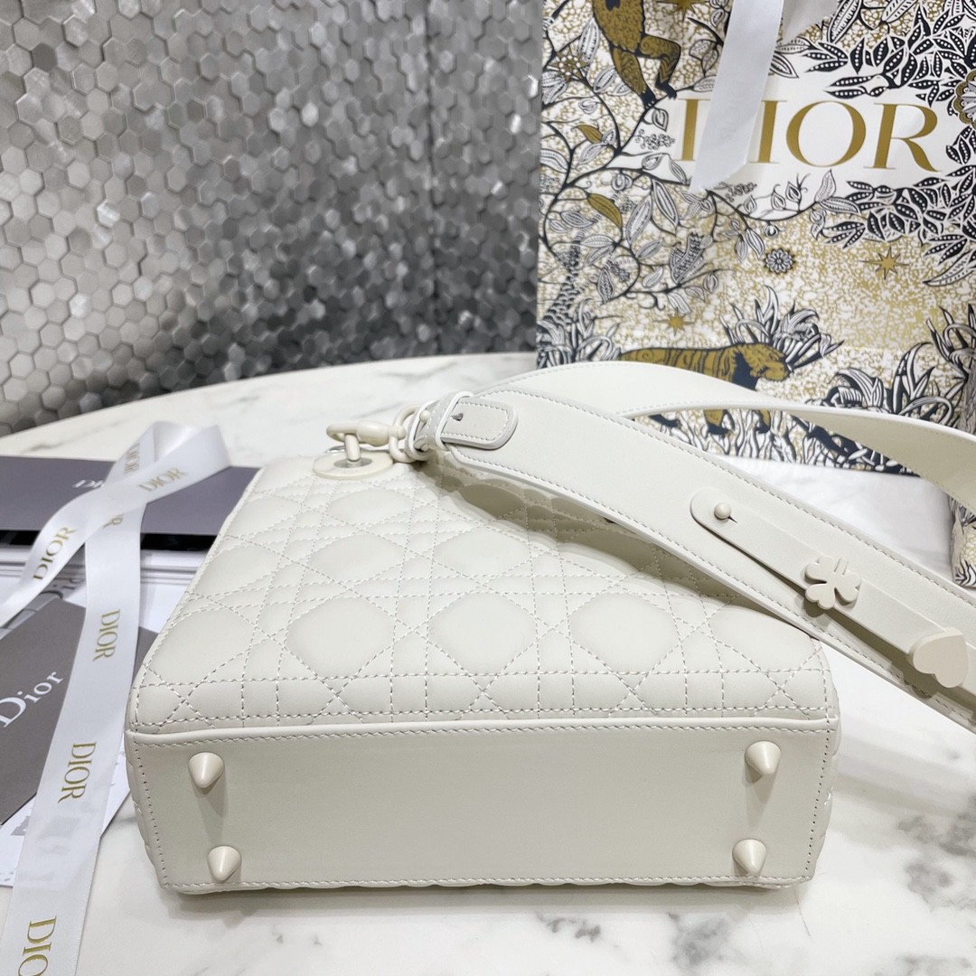 디올 레이디백 이니셜 벳지 매트 (화이트)