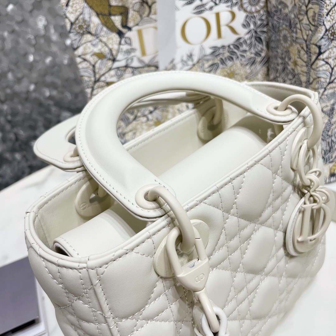 디올 레이디백 이니셜 벳지 매트 (화이트)