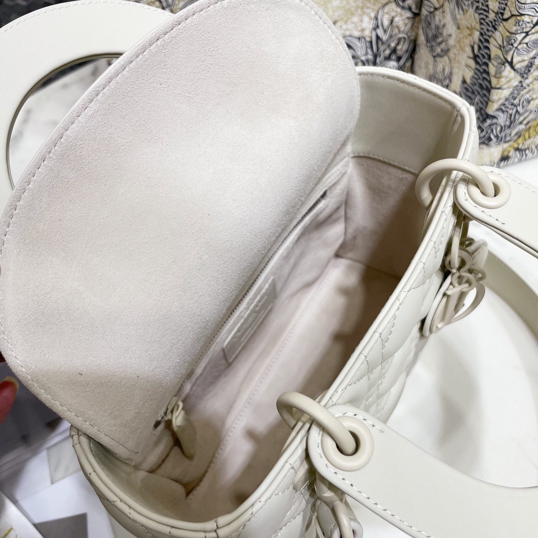 디올 레이디백 이니셜 벳지 매트 (화이트)