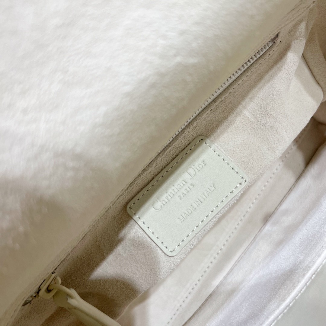 디올 레이디백 이니셜 벳지 매트 (화이트)