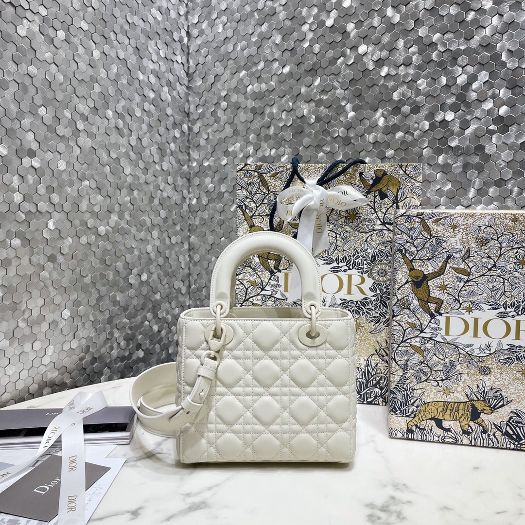 디올 레이디백 이니셜 벳지 매트 (화이트)