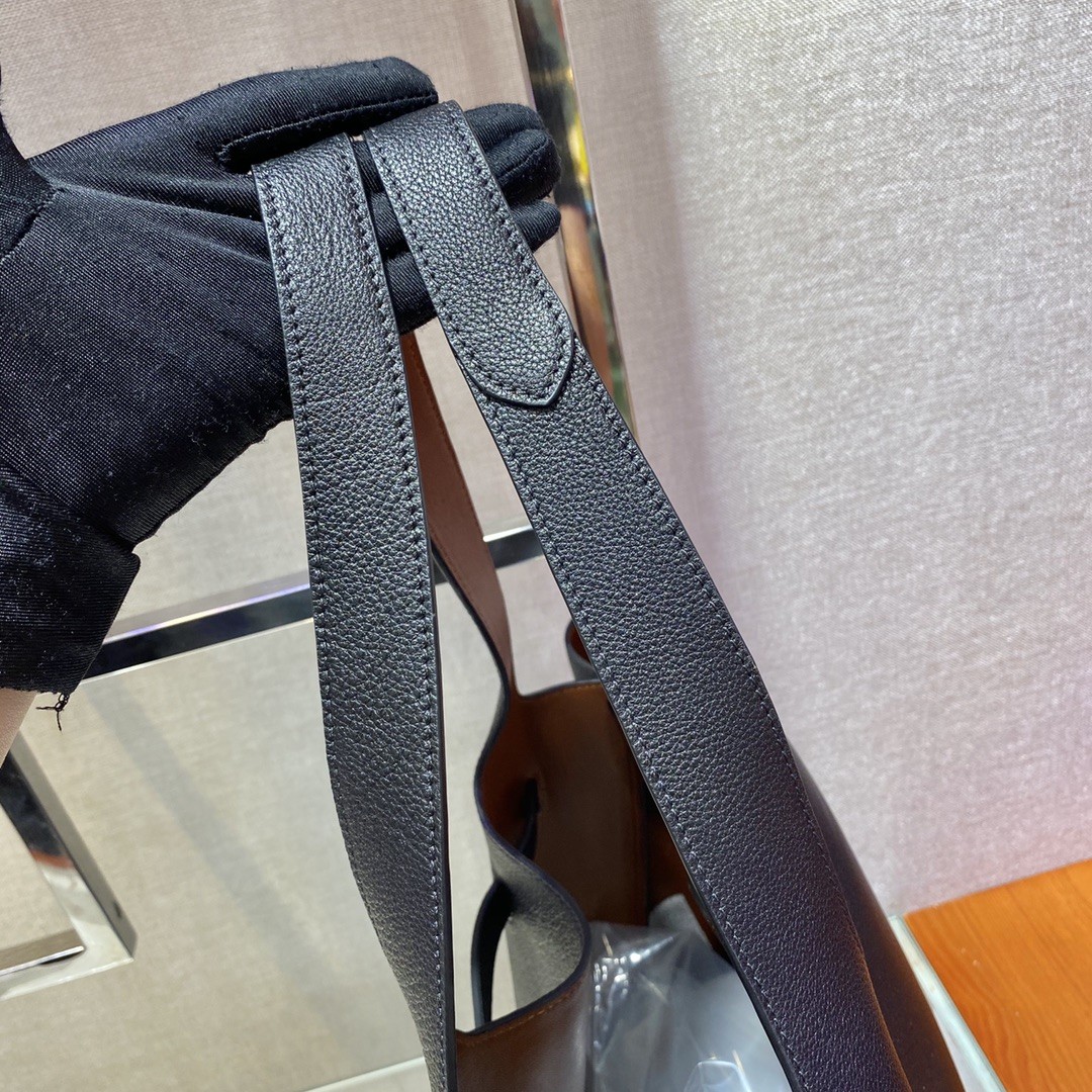 프라다 다이노 가죽 토트백