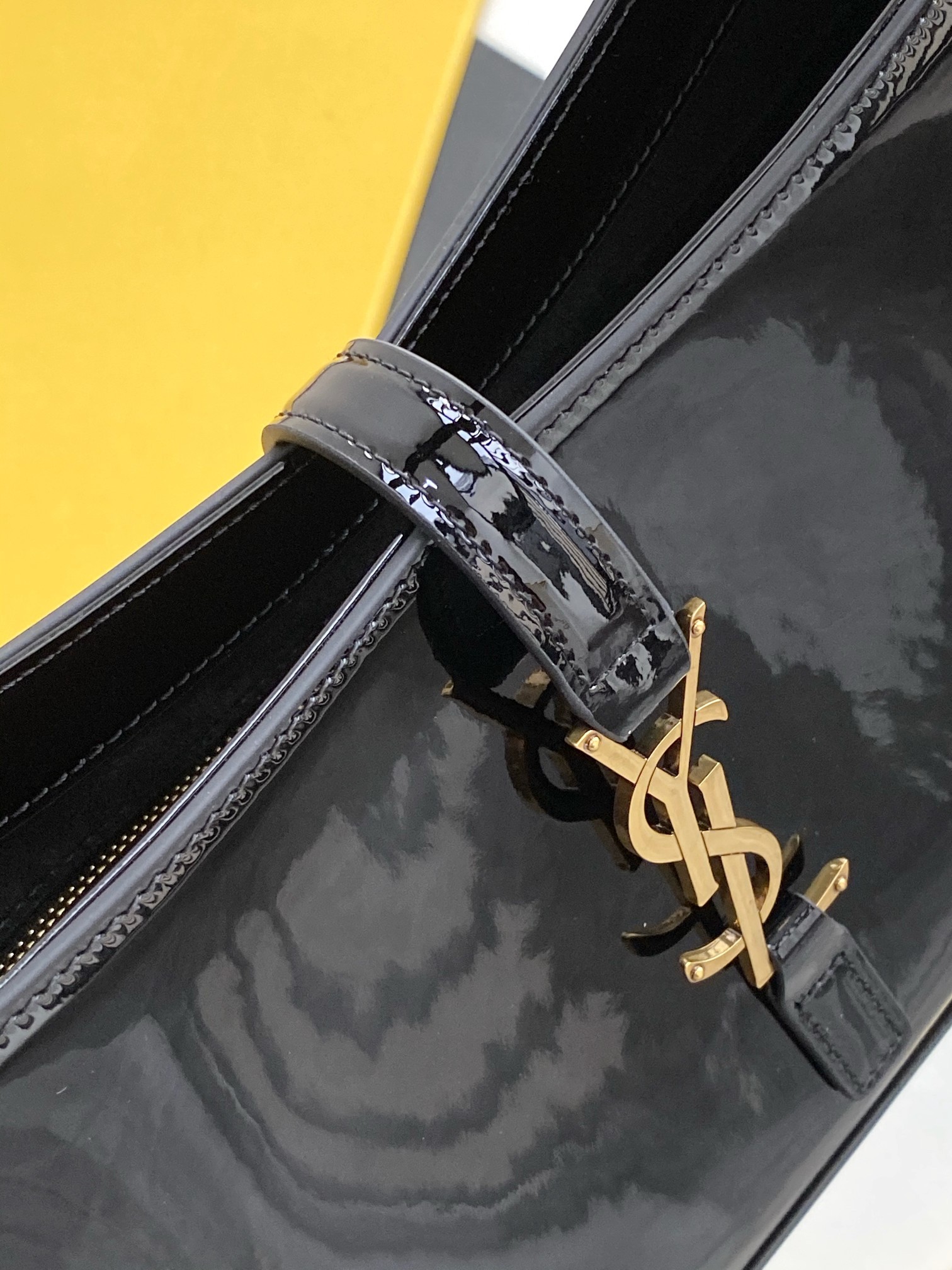 세인트로랑 스무스 레더 LE 5A7 스몰 호보백 (블랙에나멜)