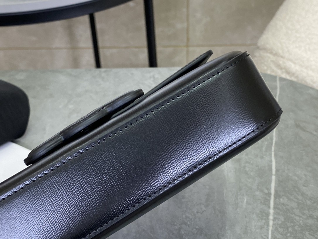 [CELINE-셀린느]  클로드 체인 숄더백 - 샤이니 카프스킨 블랙 [백경]