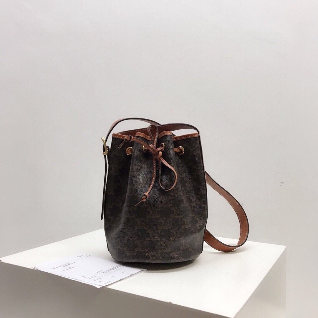 [CELINE-셀린느]  스몰 드로우스트링백 - 트리옹프 캔버스 & 카프스킨 탠 버킷백