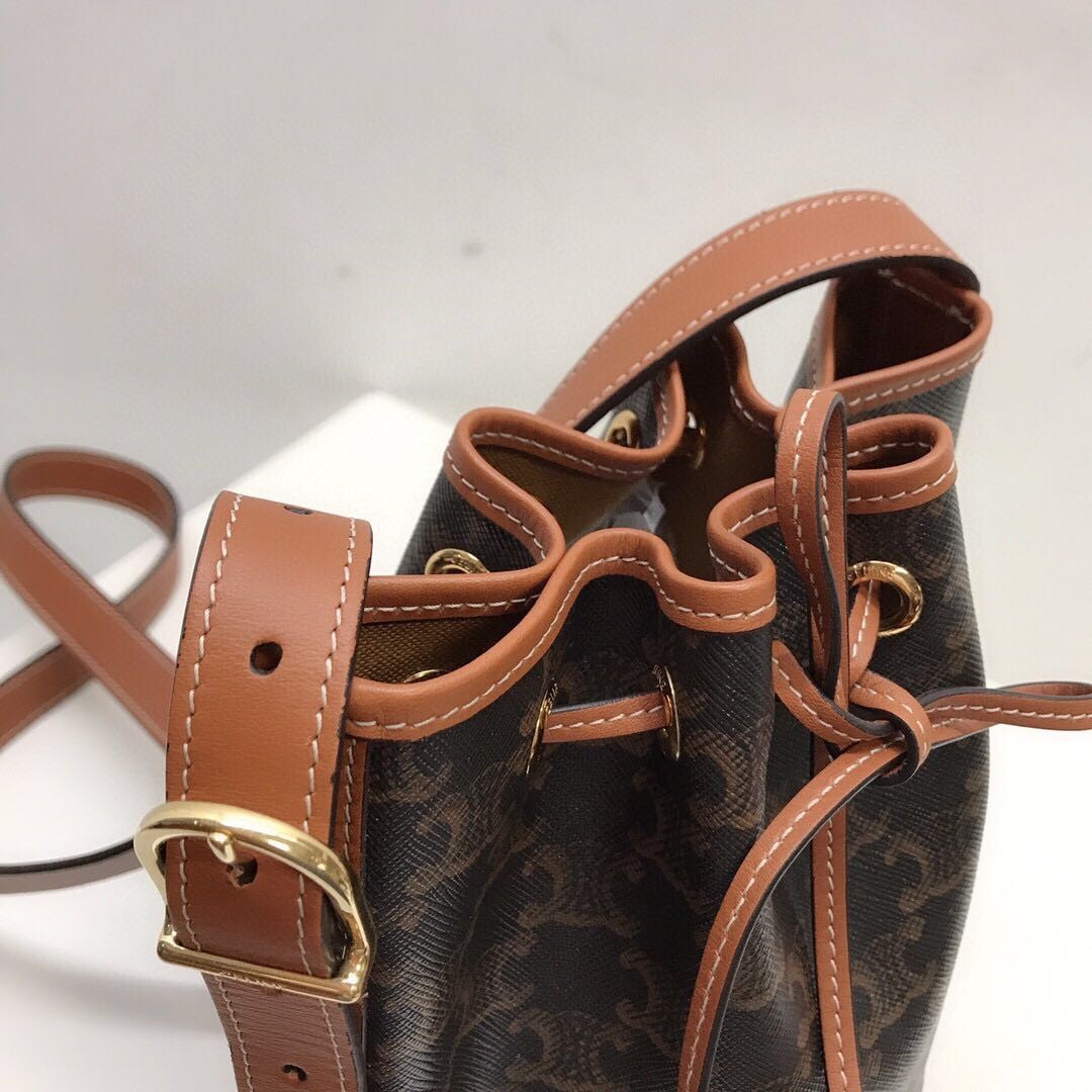 [CELINE-셀린느]  스몰 드로우스트링백 - 트리옹프 캔버스 & 카프스킨 탠 버킷백