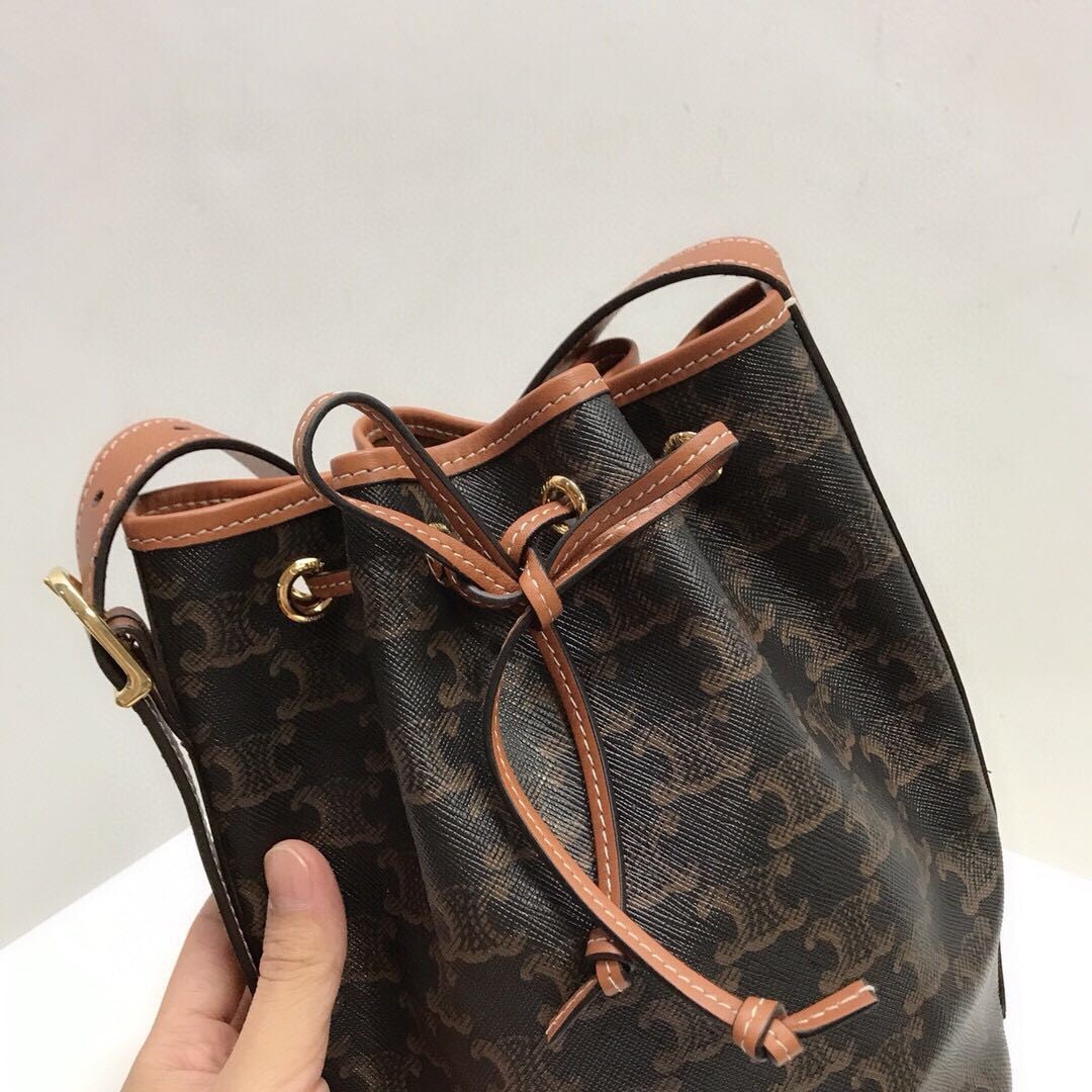 [CELINE-셀린느]  스몰 드로우스트링백 - 트리옹프 캔버스 & 카프스킨 탠 버킷백