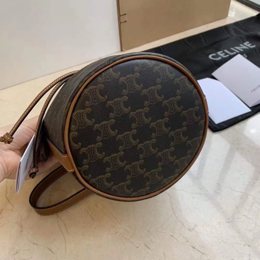 [CELINE-셀린느]  스몰 드로우스트링백 - 트리옹프 캔버스 & 카프스킨 탠 버킷백