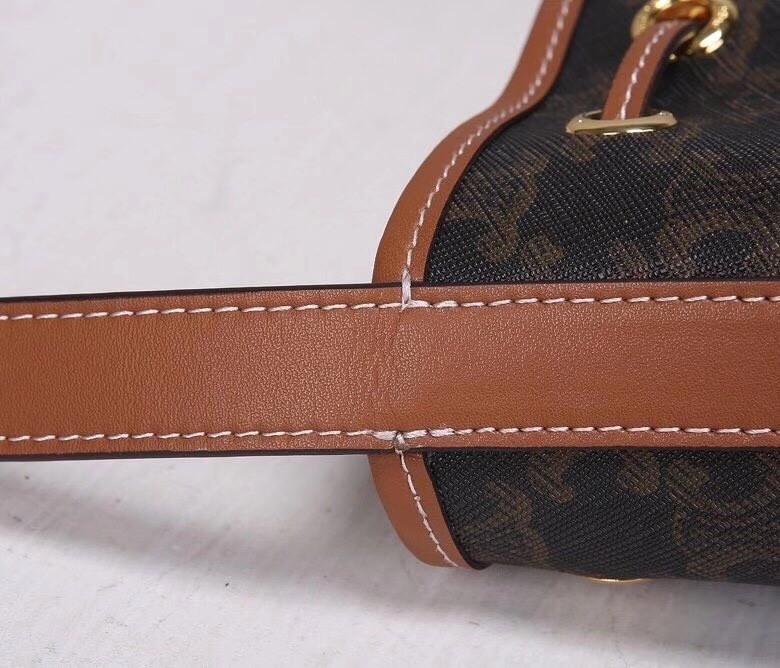 [CELINE-셀린느]  스몰 드로우스트링백 - 트리옹프 캔버스 & 카프스킨 탠 버킷백