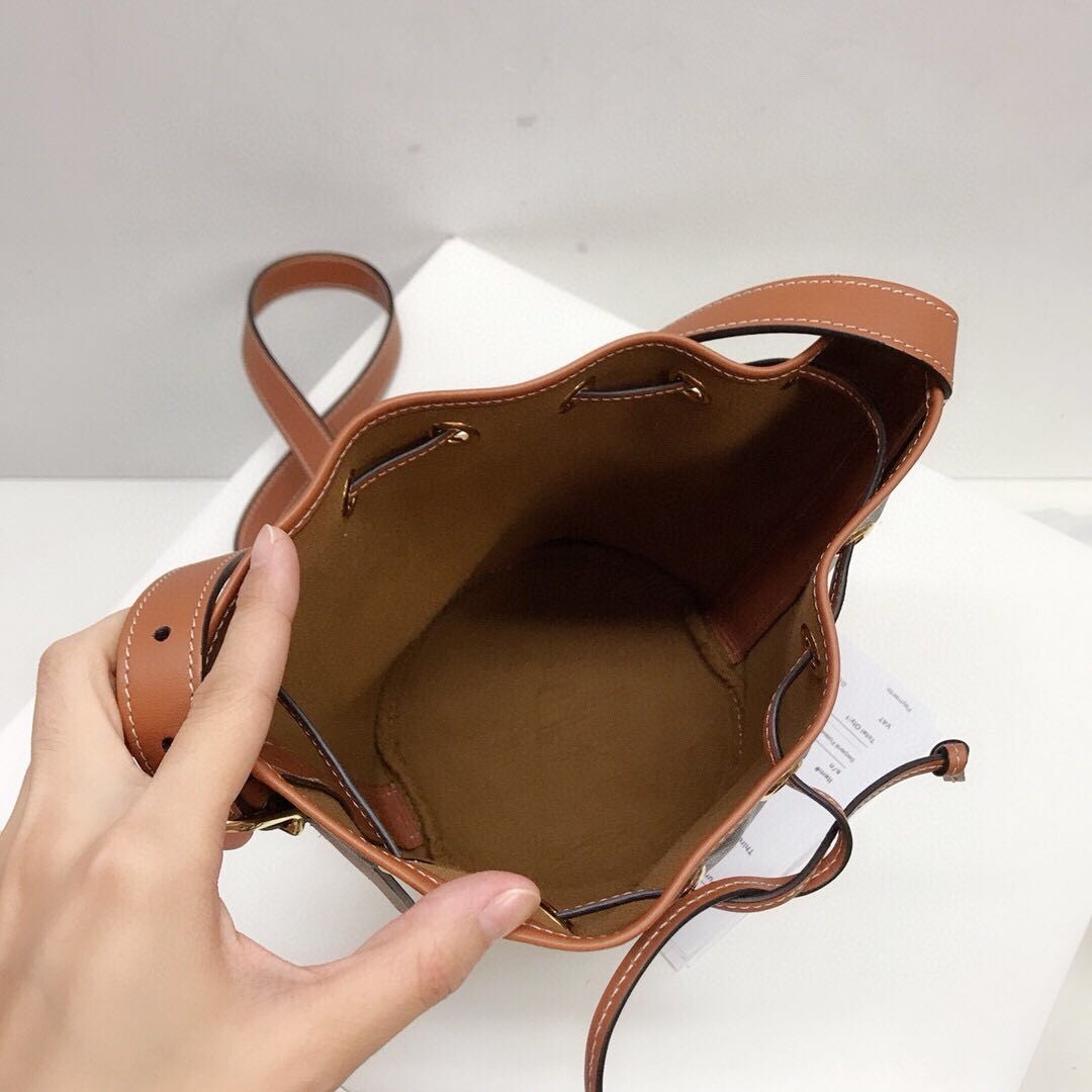 [CELINE-셀린느]  스몰 드로우스트링백 - 트리옹프 캔버스 & 카프스킨 탠 버킷백