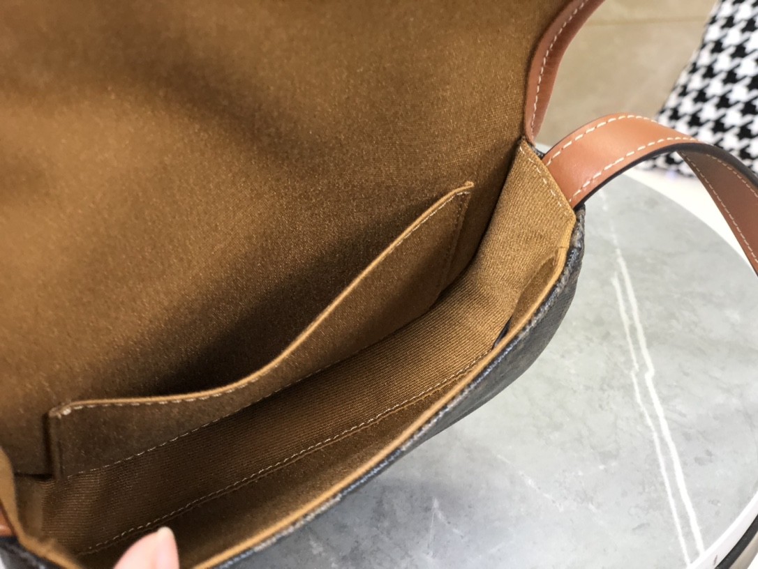 [CELINE-셀린느]  클레아 베사체 - 트리옹프 캔버스 & 카프스킨 탠  [백경]