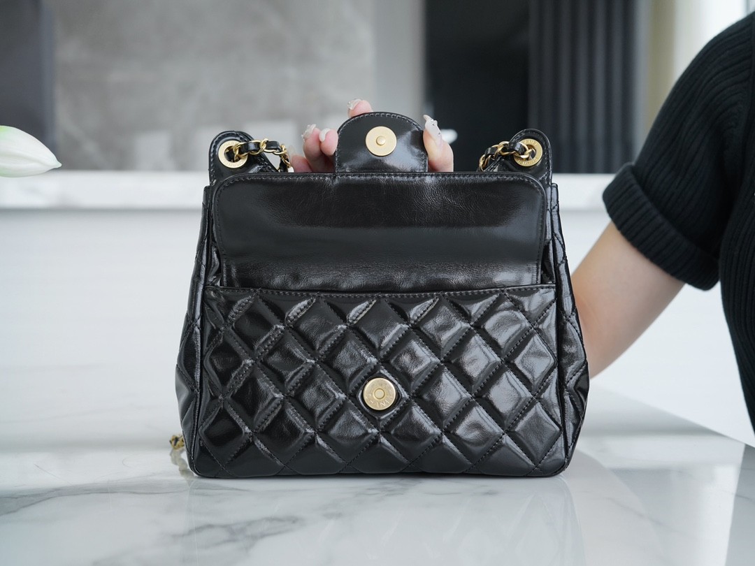 샤넬 호보백 샤이니 크럼플드 카프스킨 & 골드 메탈 블랙 (팬더샵)