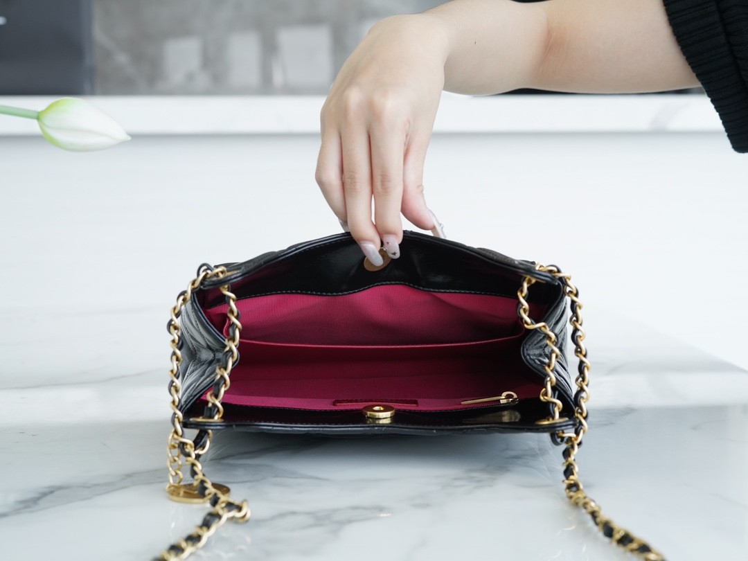 샤넬 호보백 샤이니 크럼플드 카프스킨 & 골드 메탈 블랙 (팬더샵)