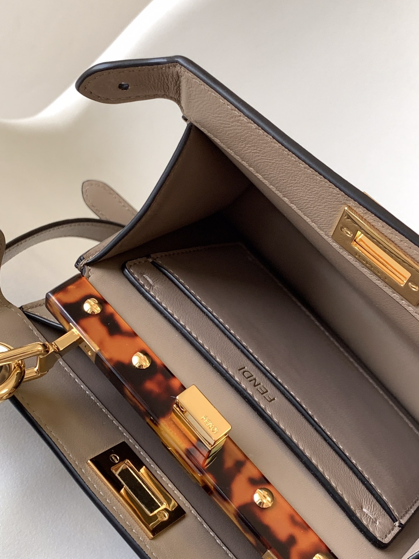 펜디 FENDI 아이코닉 피카부 아이씨유 토트백