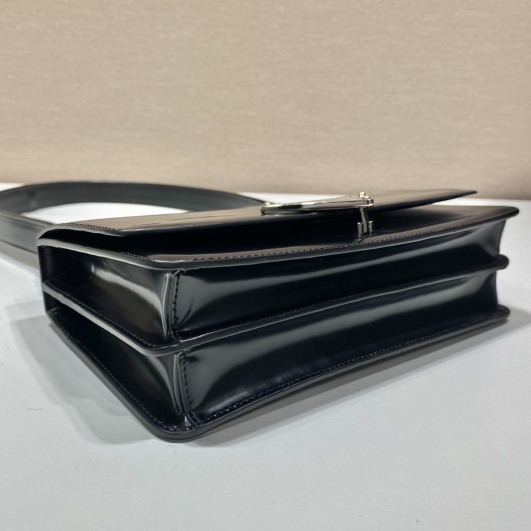 프라다 브러쉬드 숄더백 네로