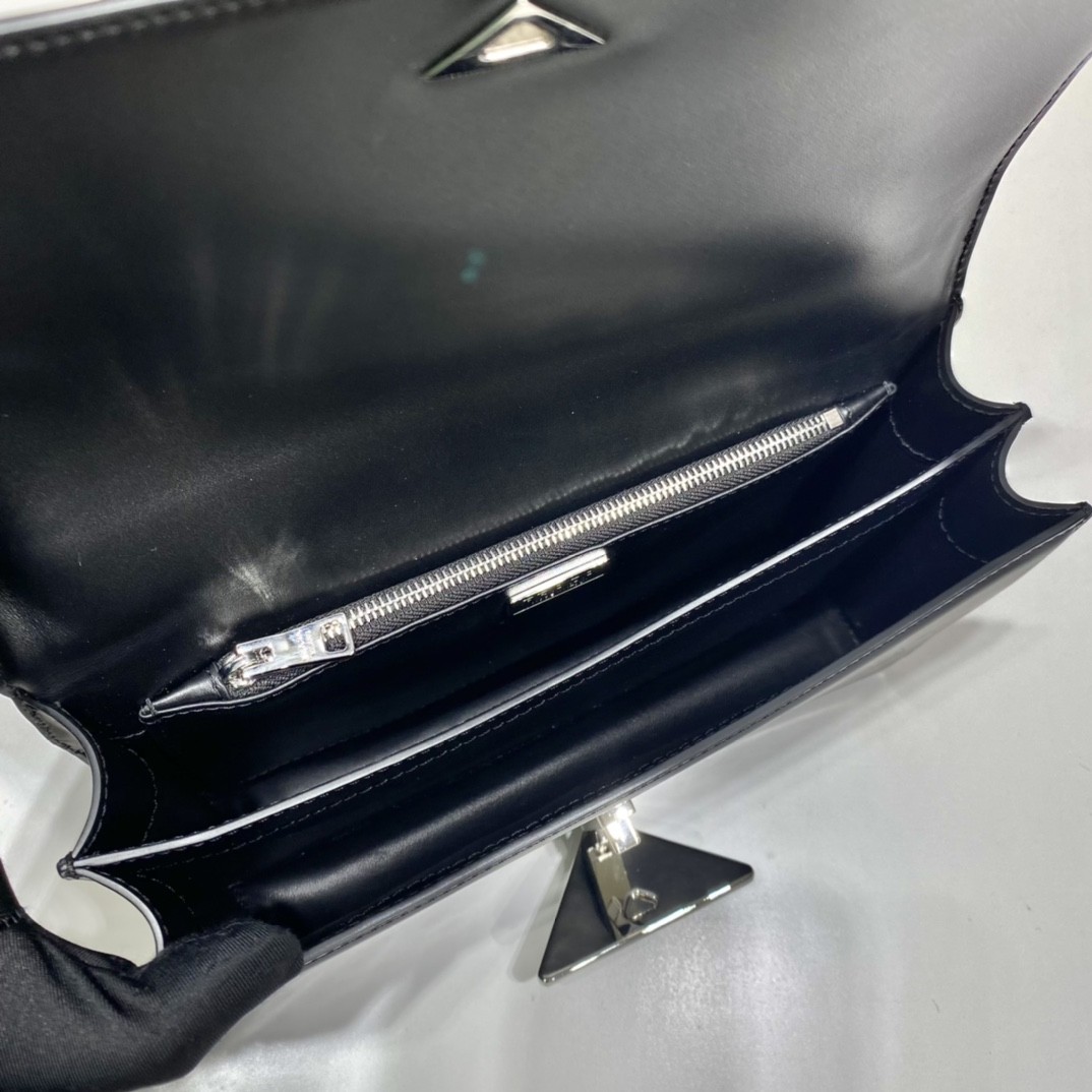 프라다 브러쉬드 숄더백 네로